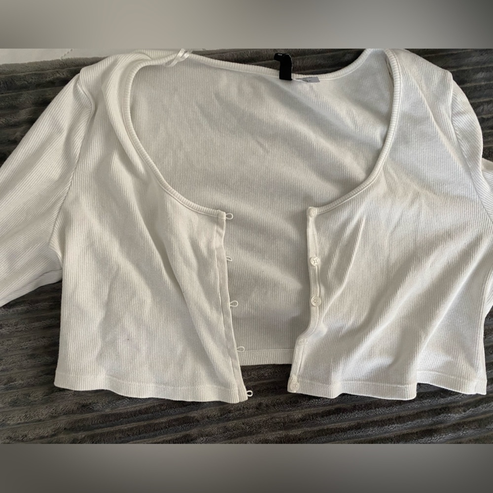 White crop top with buttons. H&M size XL